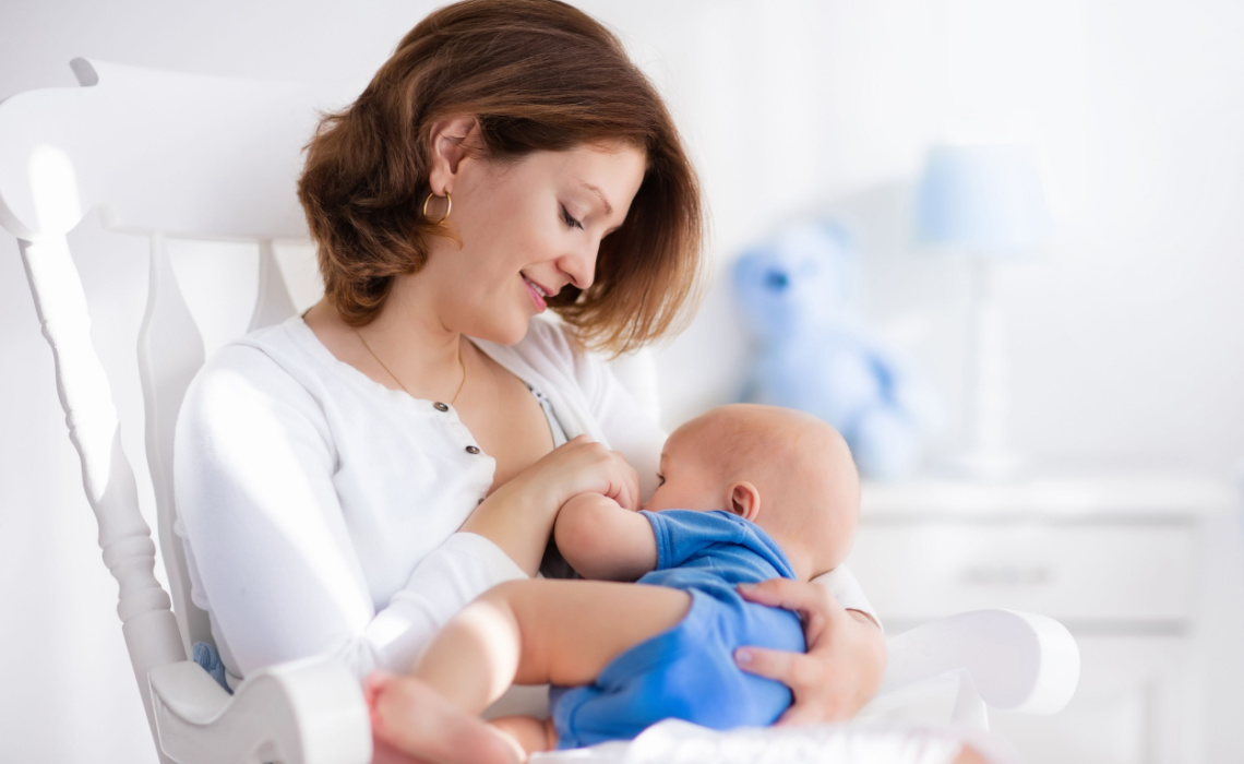 Cosa serve per allattare al seno: 5 accessori da allattamento per neomamme